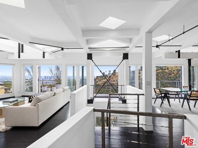 Building Photo - 1885 Sunset Plaza Dr