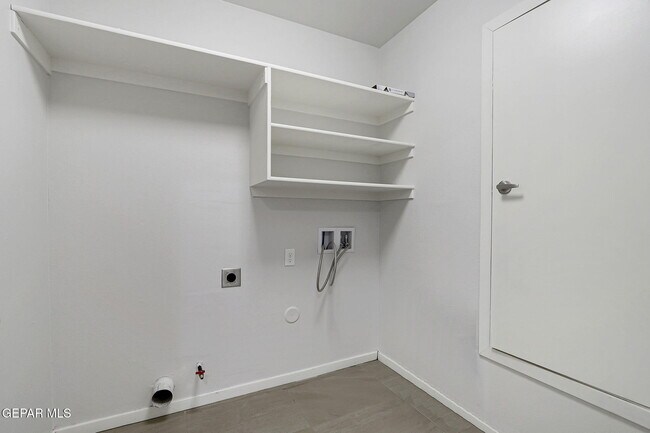 Building Photo - 4016 Camelot Heights Dr