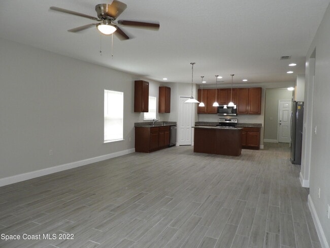 Building Photo - 583 Hollow Glen Dr