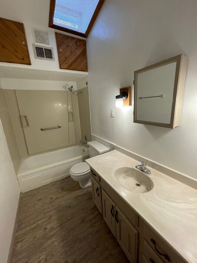 Building Photo - Beautiful House Minutes From Marsha Sharp ...