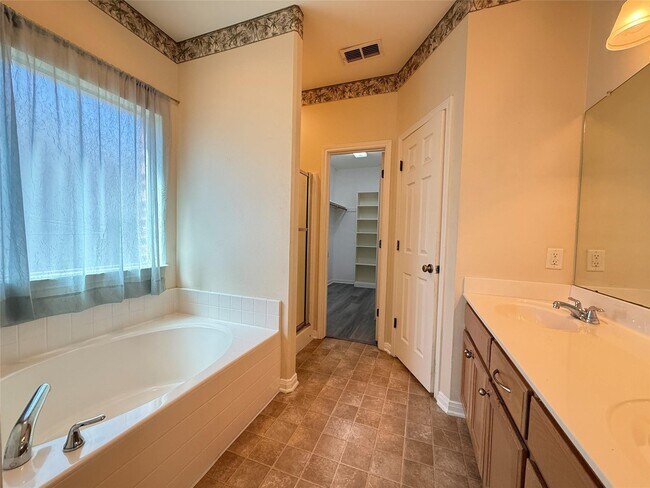 Building Photo - 211 Riata