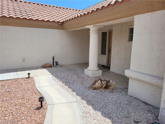 Building Photo - 9605 Sundial Dr