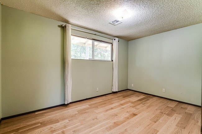 Building Photo - Beautiful 5 bedroom house in South Eugene!