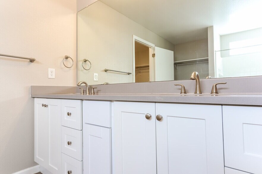 Building Photo - 5026 Perth Ct