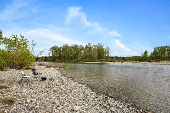 Building Photo - 4 Bed 2.5 Bath in River King Estates - Dog...