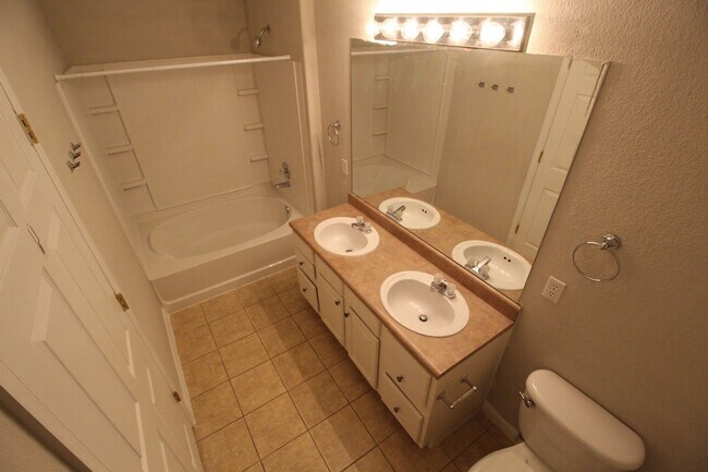 Building Photo - Long Realty & Property Management - 3 Bedroom Condo in Gated Community with Amenities