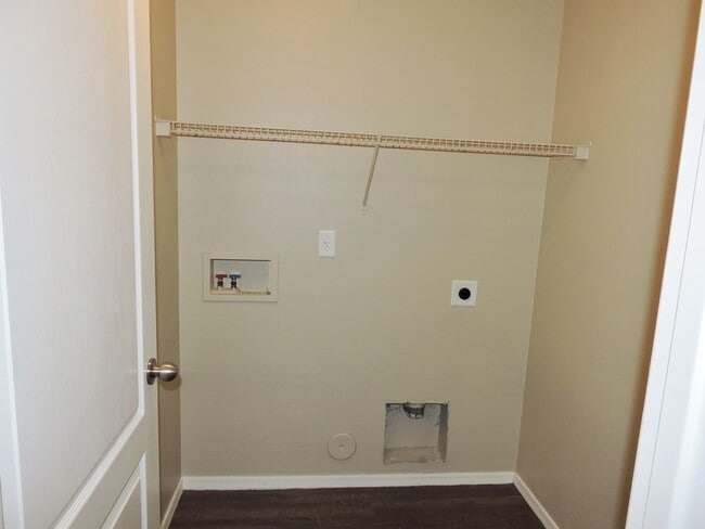 Building Photo - 4 BEDROOM 2 1/2 BATHROOM WITH OFFICE AND LOFT