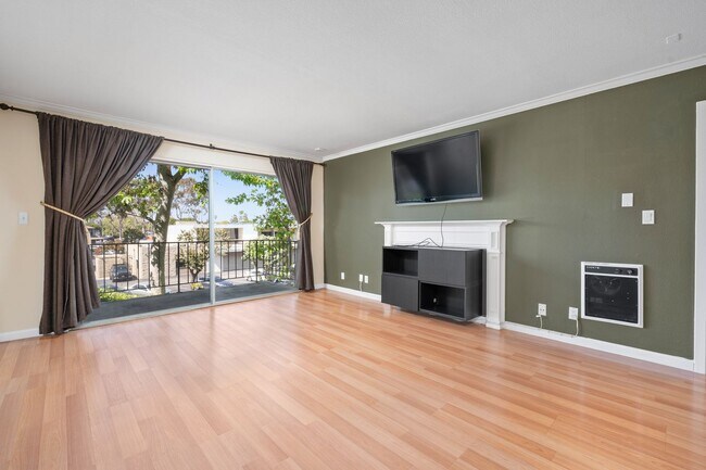 Building Photo - COMING AVAILABLE 4/5/26: Updated Versailles Condo in Newport Beach