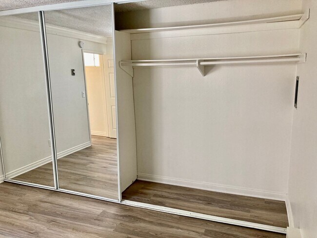Building Photo - 1 Bed/1 Bath Pacific Beach