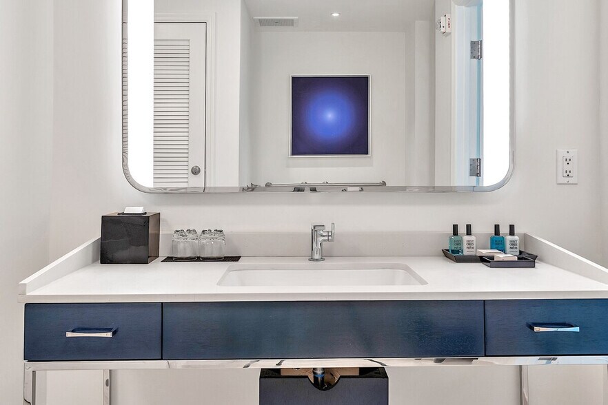 Building Photo - 4391 Collins Ave
