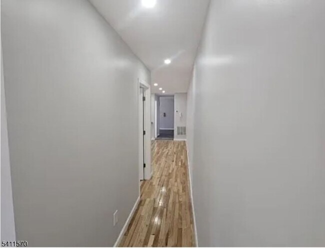 Building Photo - 437 Elm St