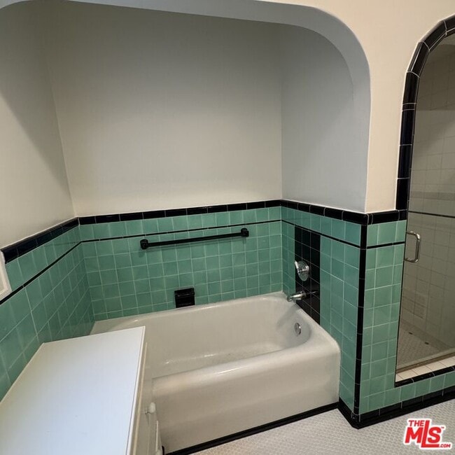 Building Photo - 328 N Sycamore Ave