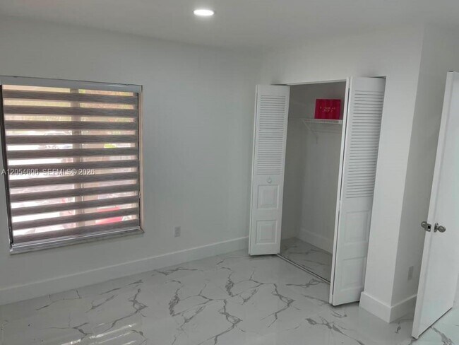 Building Photo - 400 Club Cir