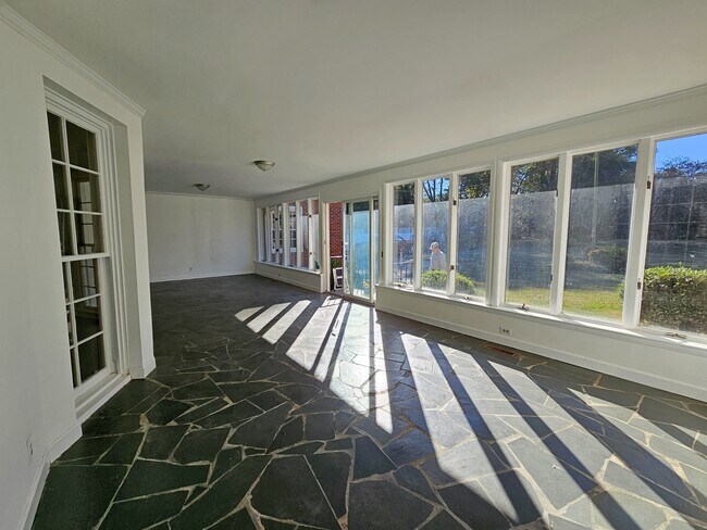 Building Photo - 541 W Sumter St