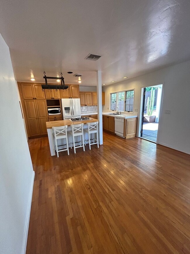 Building Photo - Charming 3 bedroom 1.5 bath home in La Mesa, with brand new Spa Jacuzzi! $3,295
