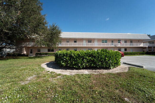 Building Photo - 18081 SE Country Club Dr
