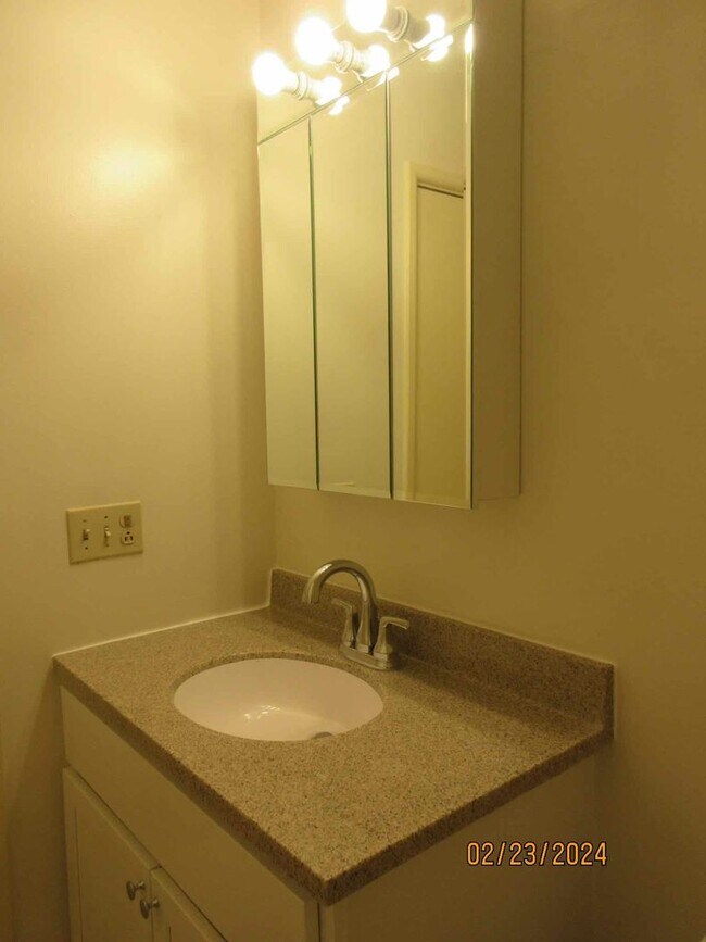 Building Photo - Spacious 2 bedroom + den in Germantown!