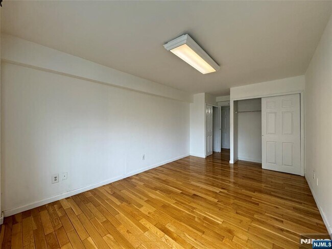 Building Photo - 333 Grand St