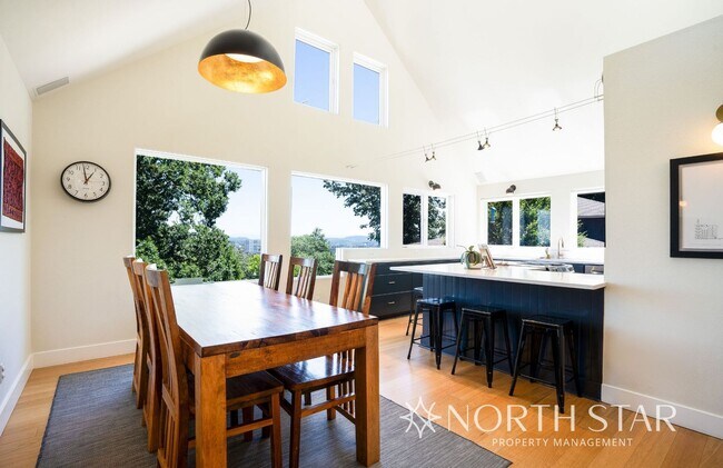 Building Photo - Stunning Views Close in NW Portland