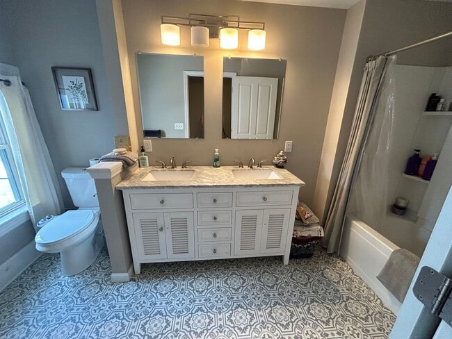 Building Photo - Now Leasing - Beautiful 3-bedroom, 1.5-bat...