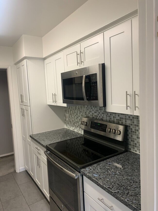 Building Photo - Lovely 2-Bedroom Apartment in Sharon Heights