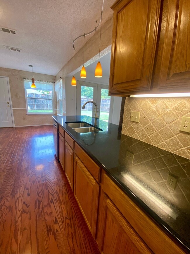 Building Photo - 2217 Brookside Dr