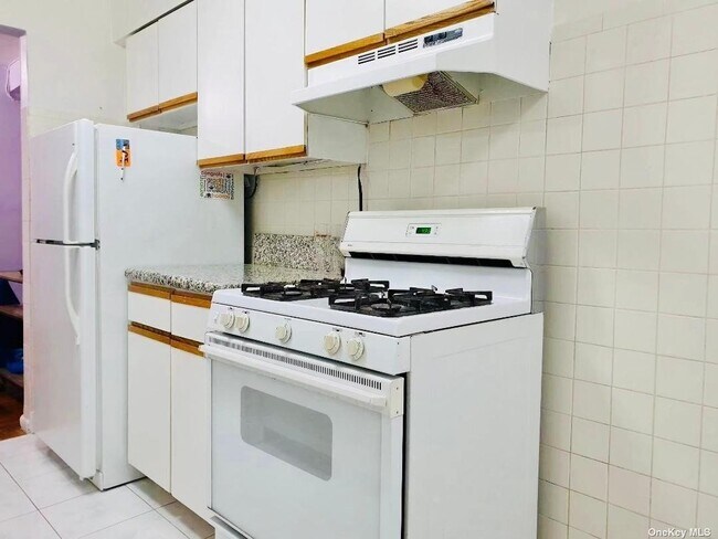 Building Photo - 83-30 Vietor Ave