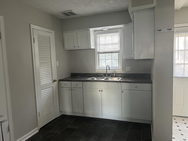 Building Photo - 1110 Allen Dr