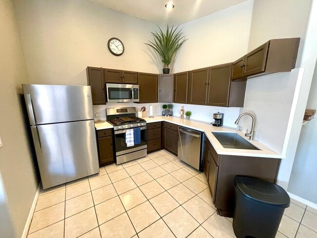 Building Photo - Luxurious Fully Furnished 3 Bedroom Home with Garage!