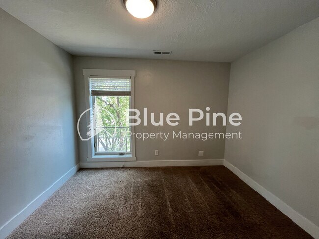 Building Photo - 1420-1420 E 17th St