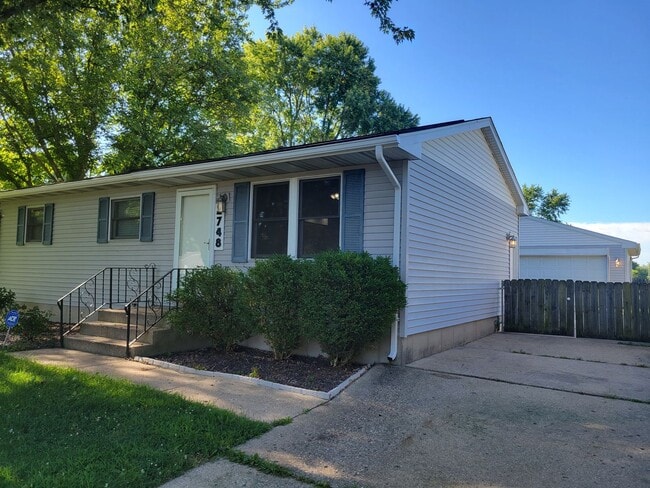 Building Photo - Your Dream Home Awaits: Spacious 4 Bed/2 B...