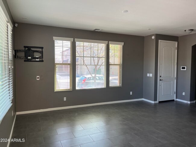 Building Photo - 1360 S Ponderosa Dr