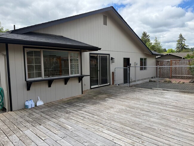 Building Photo - Beautifully updated 3 bedroom, 2 bath house in Eugene!