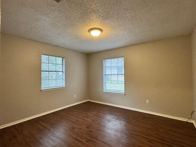 Building Photo - 405 Cypress Cir