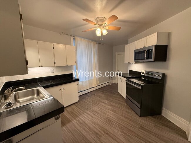 Building Photo - Half Off First Month's Rent Move in Special!! Perry District - 3 Bed/1 Bath Home