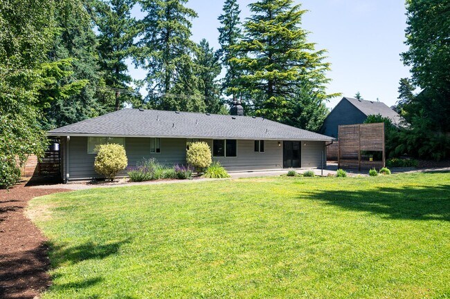 Building Photo - Charming Mid-Century Home in Lake Oswego S...