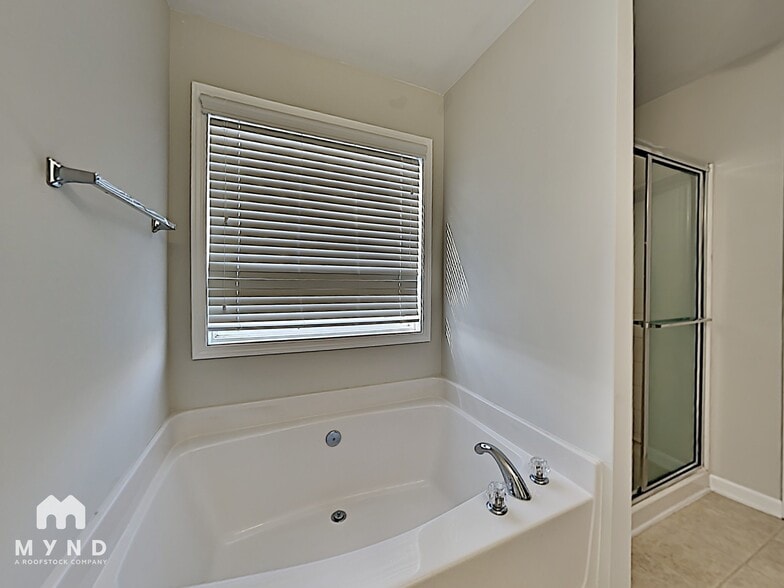 Building Photo - 525 Vickers Ln