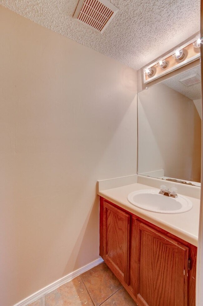 Building Photo - 2 Bed 1.5 Bath Condo Ready For Rent!