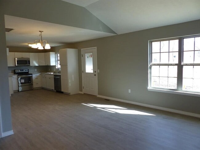 Building Photo - 3 Bedroom Ozark Home Available! Great Neighborhood!