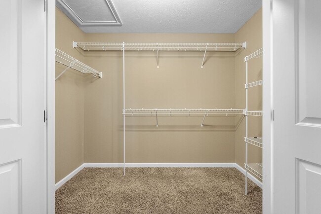 Building Photo - Large, Nice home close to Fort Campbell an...