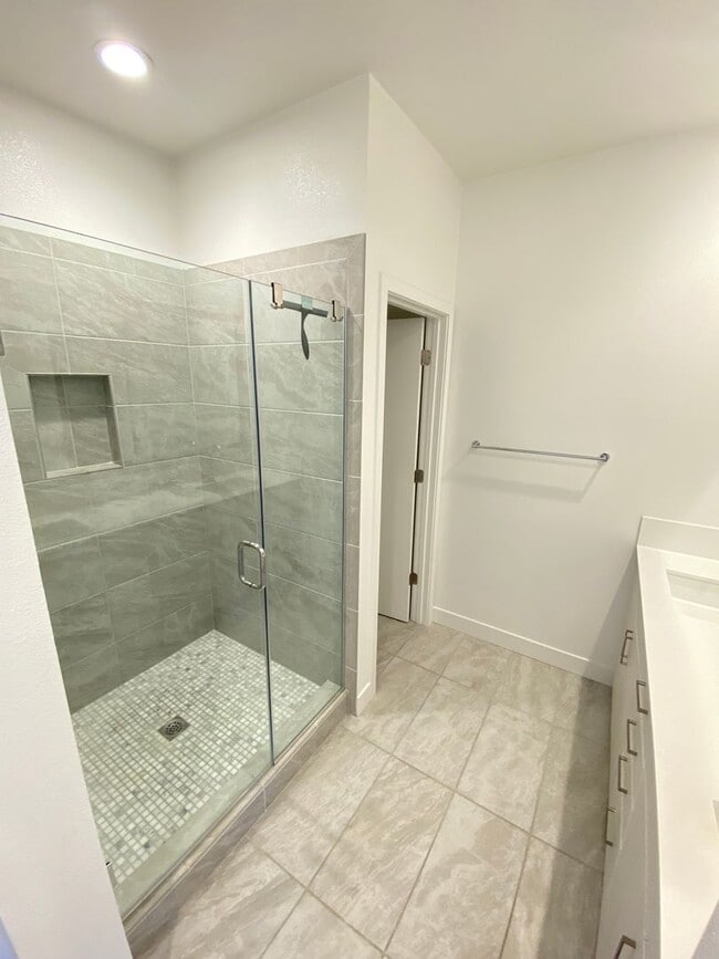 Building Photo - Advent - Three Story Townhome W/ Attached ...
