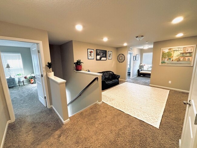 Building Photo - Solar Home!  Beautiful 4bed/3bath Single Family Home in Shakopee