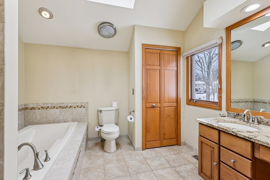 Building Photo - 6235 Sunnywood Dr