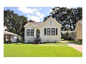 Building Photo - * CHARMING 3/2 HIGHLAND HOME *