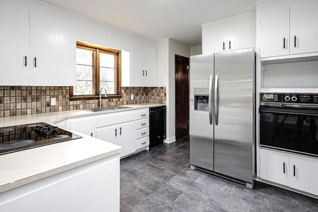 Building Photo - Beautiful 3-Bed, 2-Bath Home in West Omaha!