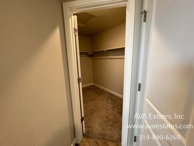 Building Photo - 2403 Sunrise Ln