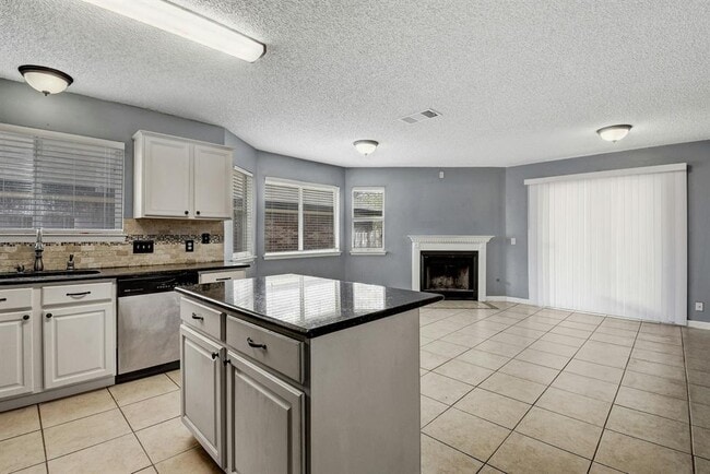 Building Photo - 16908 Ardisia Dr