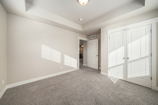 Building Photo - 3B/2B Condo in the Flats at Centerra Now A...