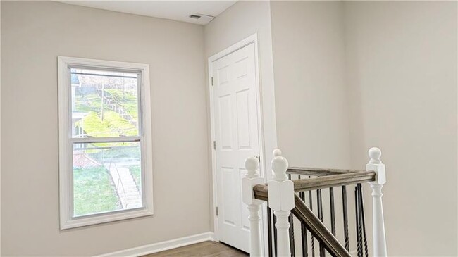 Building Photo - 122 Elm St