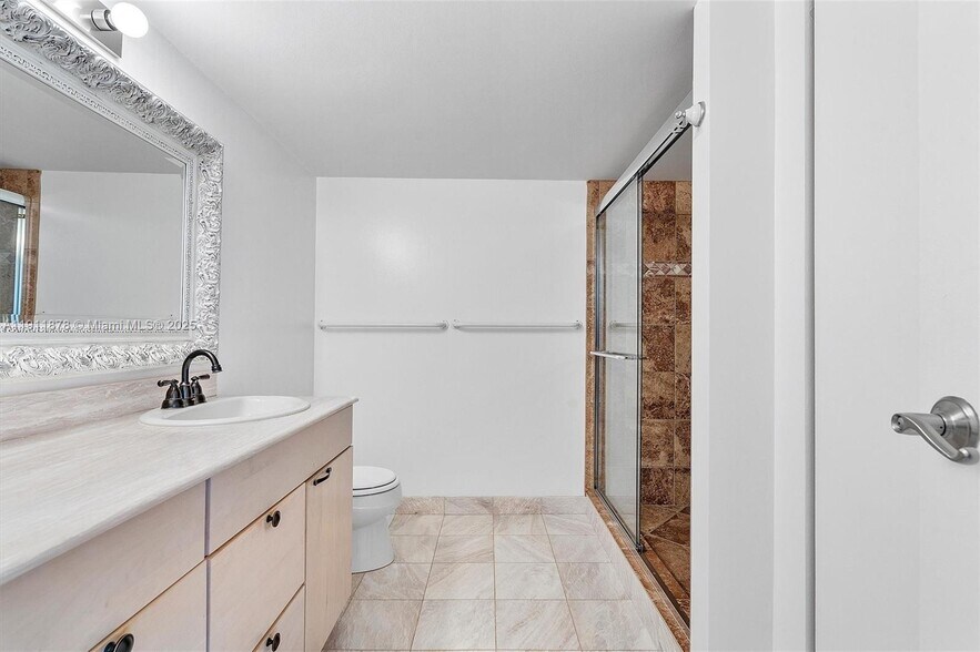 Building Photo - 1000 Parkview Dr